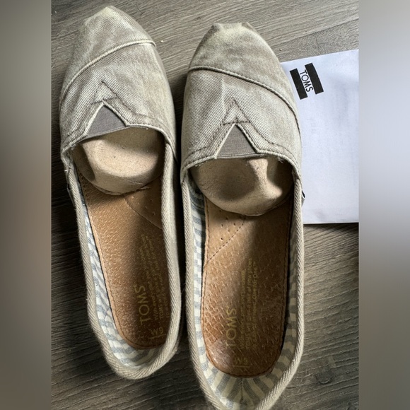 Tom classic flats in a stone washed twill color with original box & goodies - Picture 6 of 13